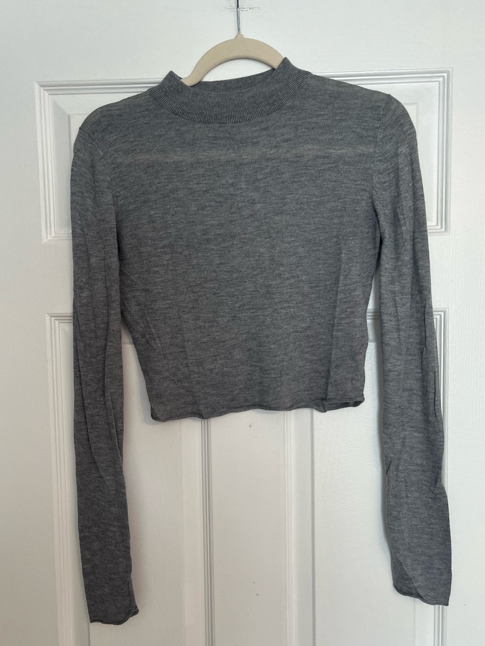 Trouve Women’s Gray Mock Neck Long Sleeve Cropped Sweater Top